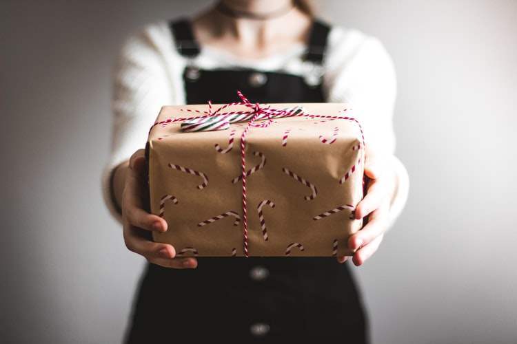 Giving-a-gift-holiday-remote-workers